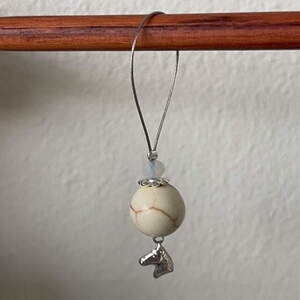 Magnesit pearl with silver horse