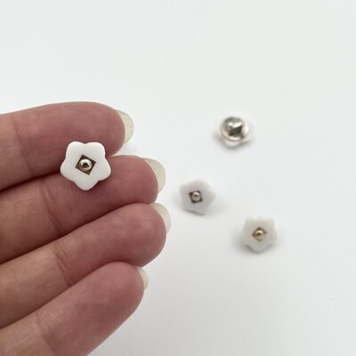 Knap - plastik blomst 10 mm - Hvid