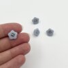 Knap - plastik blomst 10 mm - Lyseblå